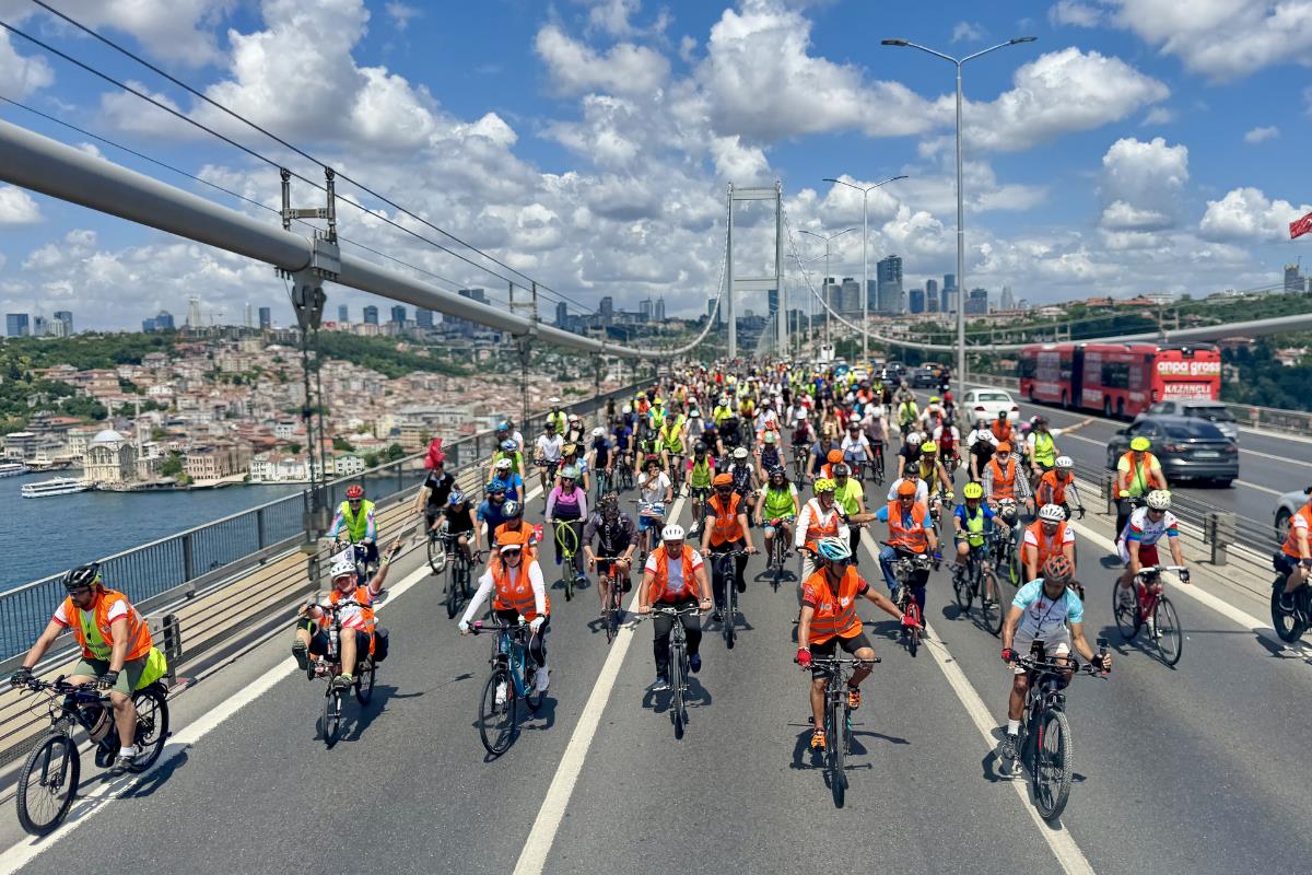 İstanbul'da yüzlerce kişi çevre ve trafik farkındalığı için Avrupa'dan Asya'ya pedal bastı