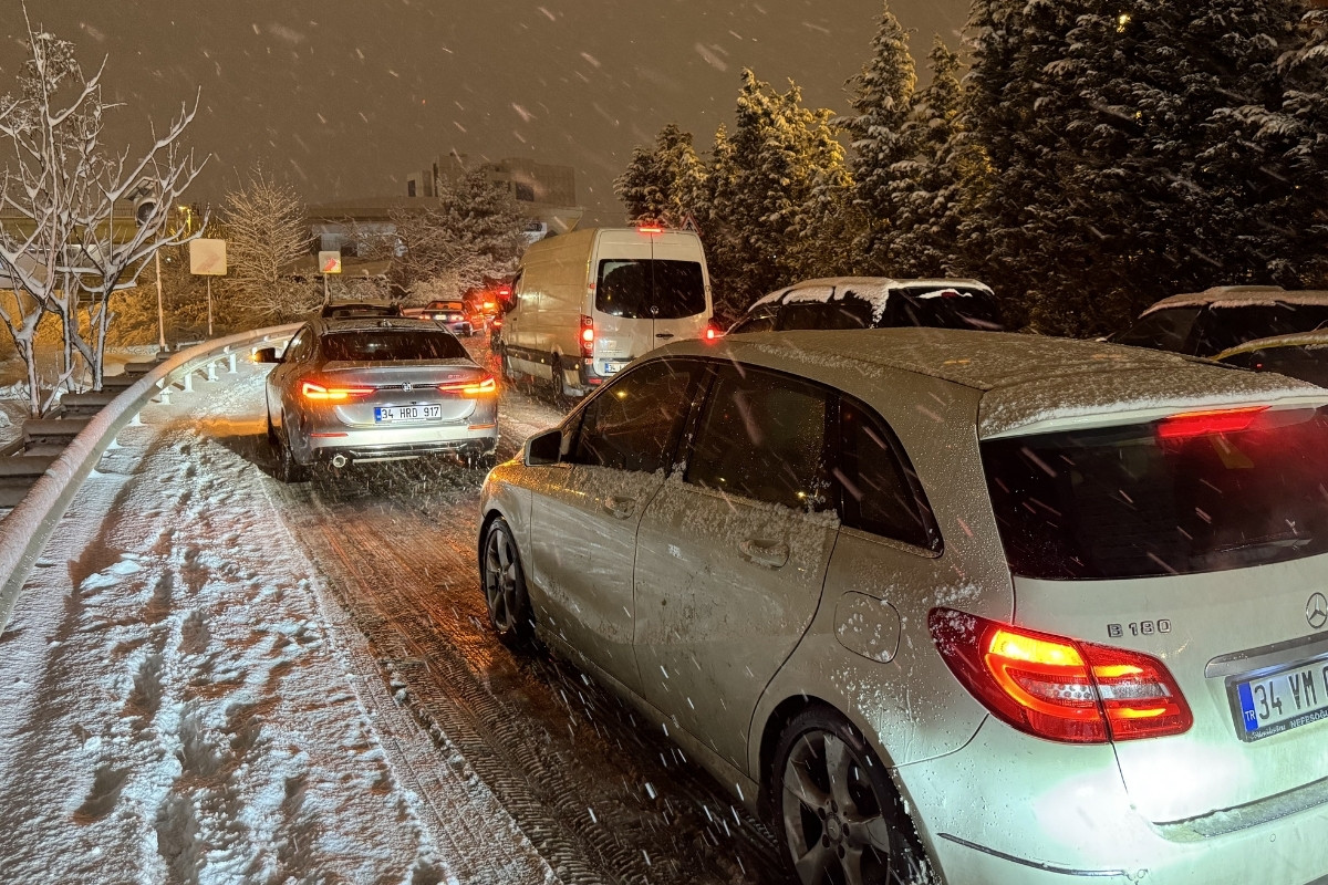 İstanbul'da yeni yılın ilk saatlerinde etkili olan kar yağışı, bazı ilçelerde araçları yolda bıraktı