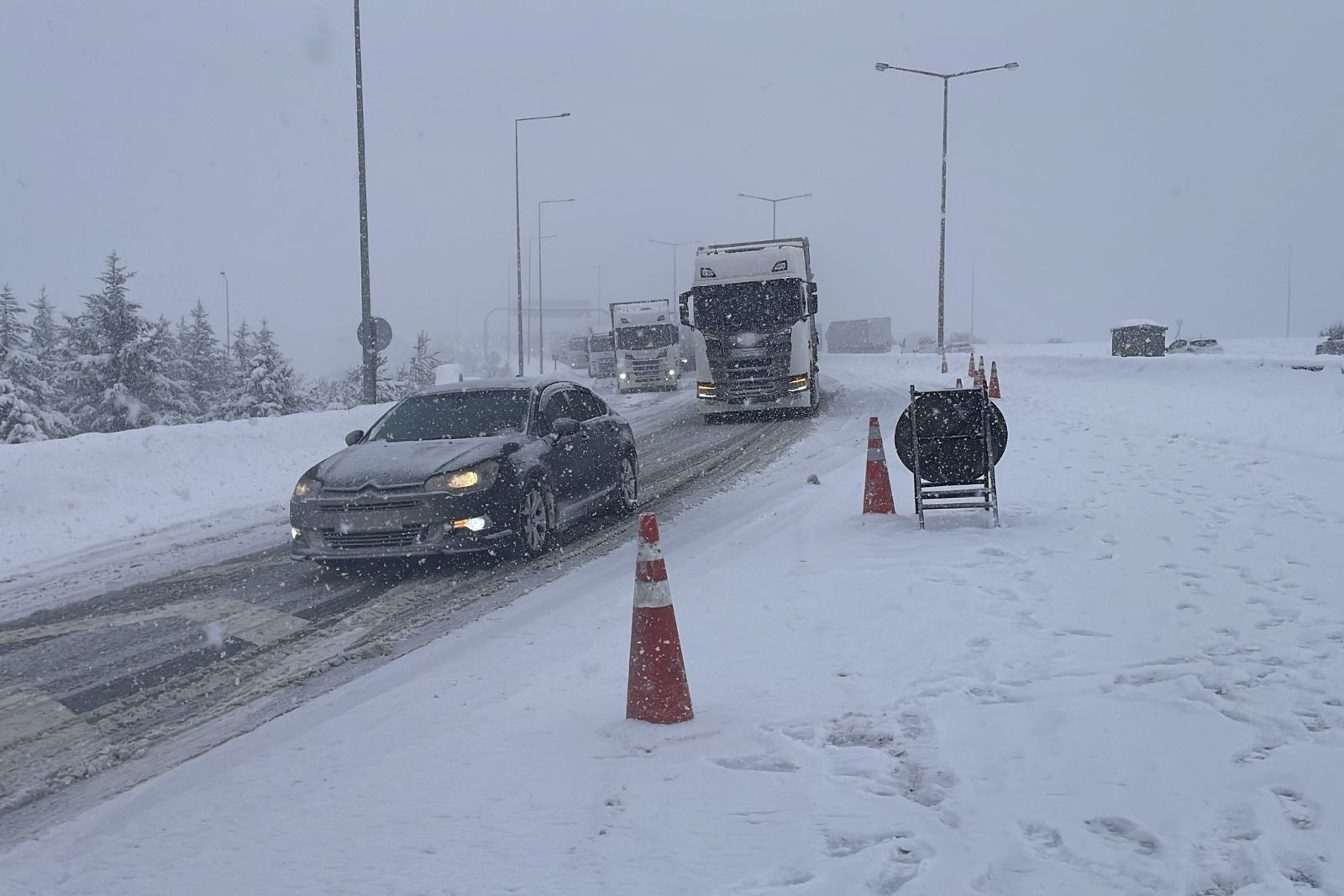 Anadolu otoyolu Bolu geçişinde makaslayan tır trafiği kesti