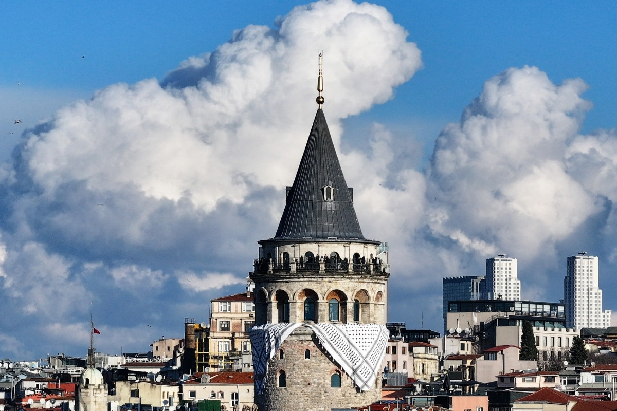 İstanbul'da Galata Kulesi'ne Filistin kefiyesi asıldı