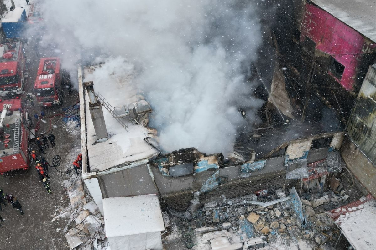 Erzurum'da Keresteciler Sitesi'ndeki mobilya fabrikasında yangın çıktı, 2 işçi yaşamını yitirdi