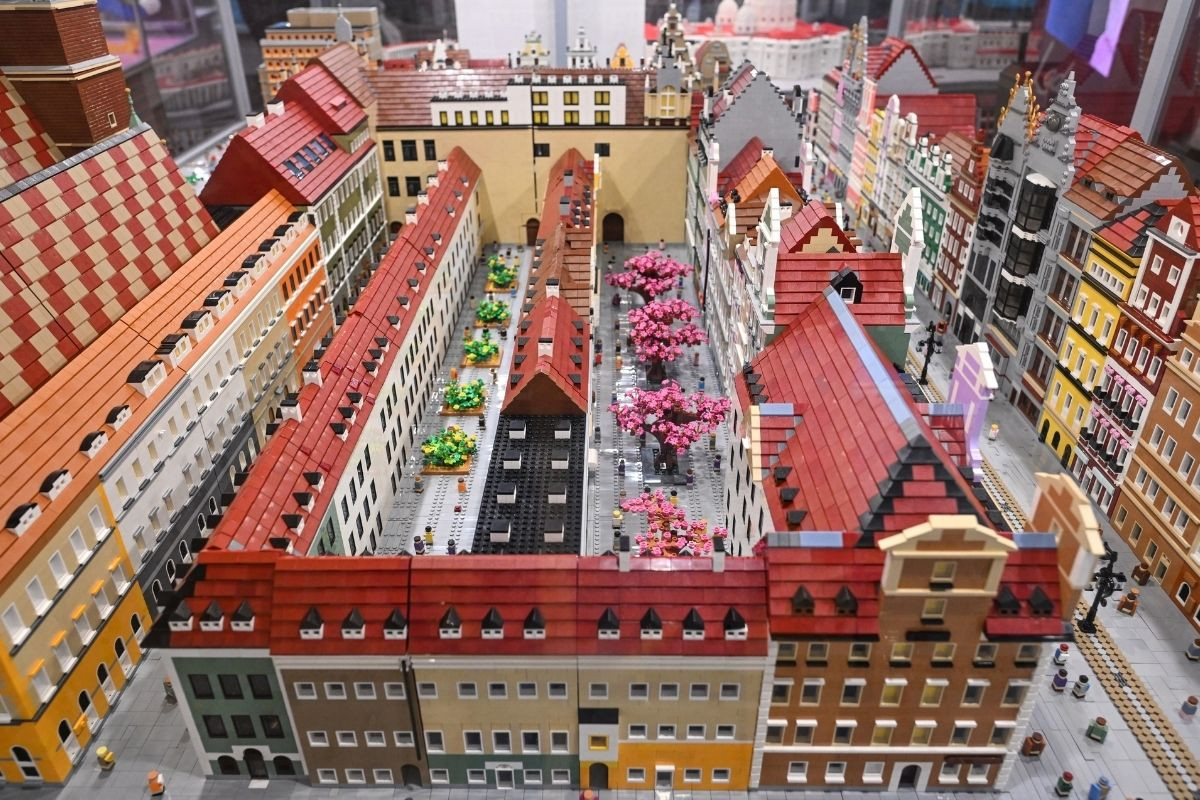 Avrupa'nın en büyük LEGO sergisi kapılarını ziyaretçilere açtı