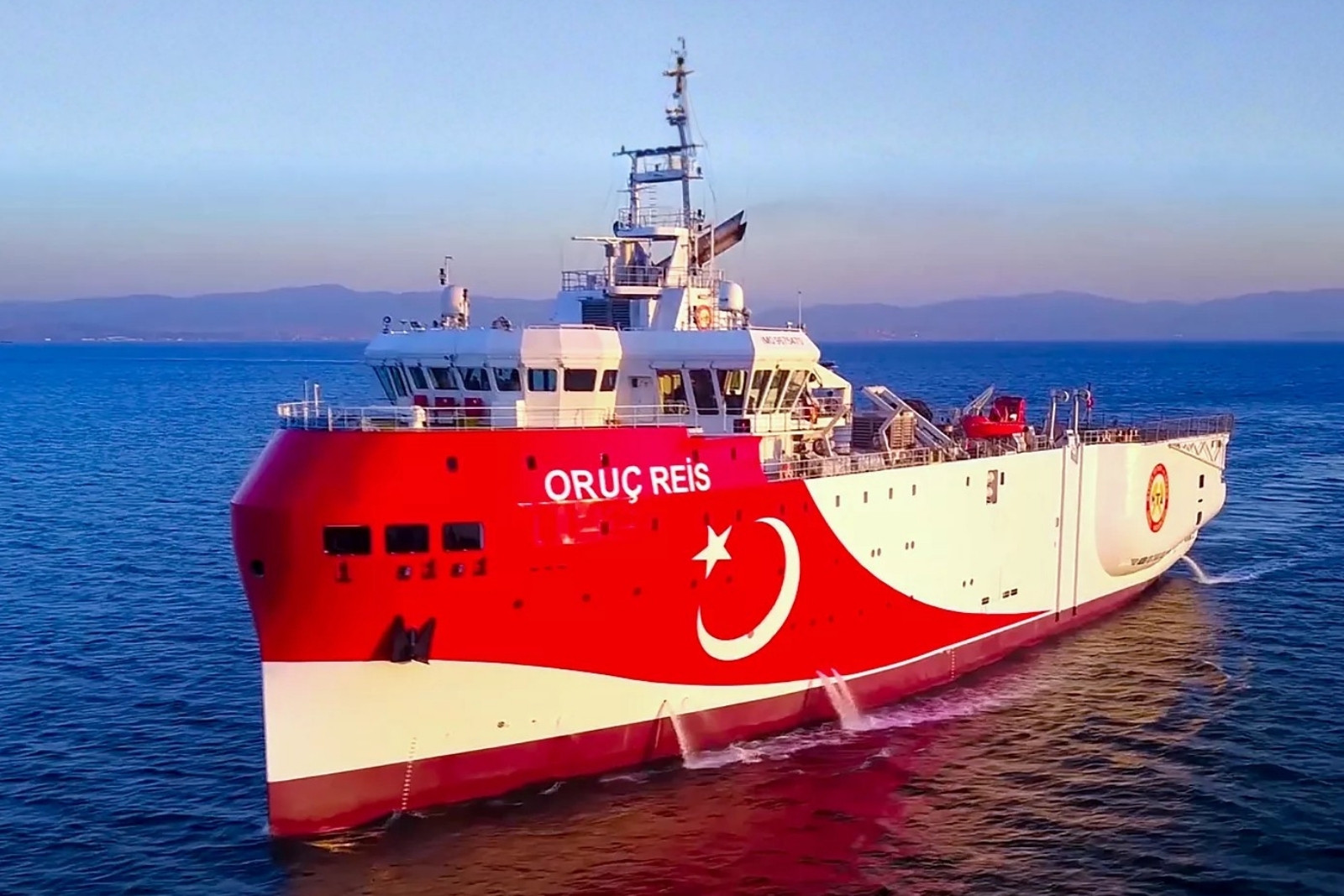 Türkiye ile KKTC arasında denizin 97 metre altından geçecek doğalgaz hattı için Oruç Reis sahada