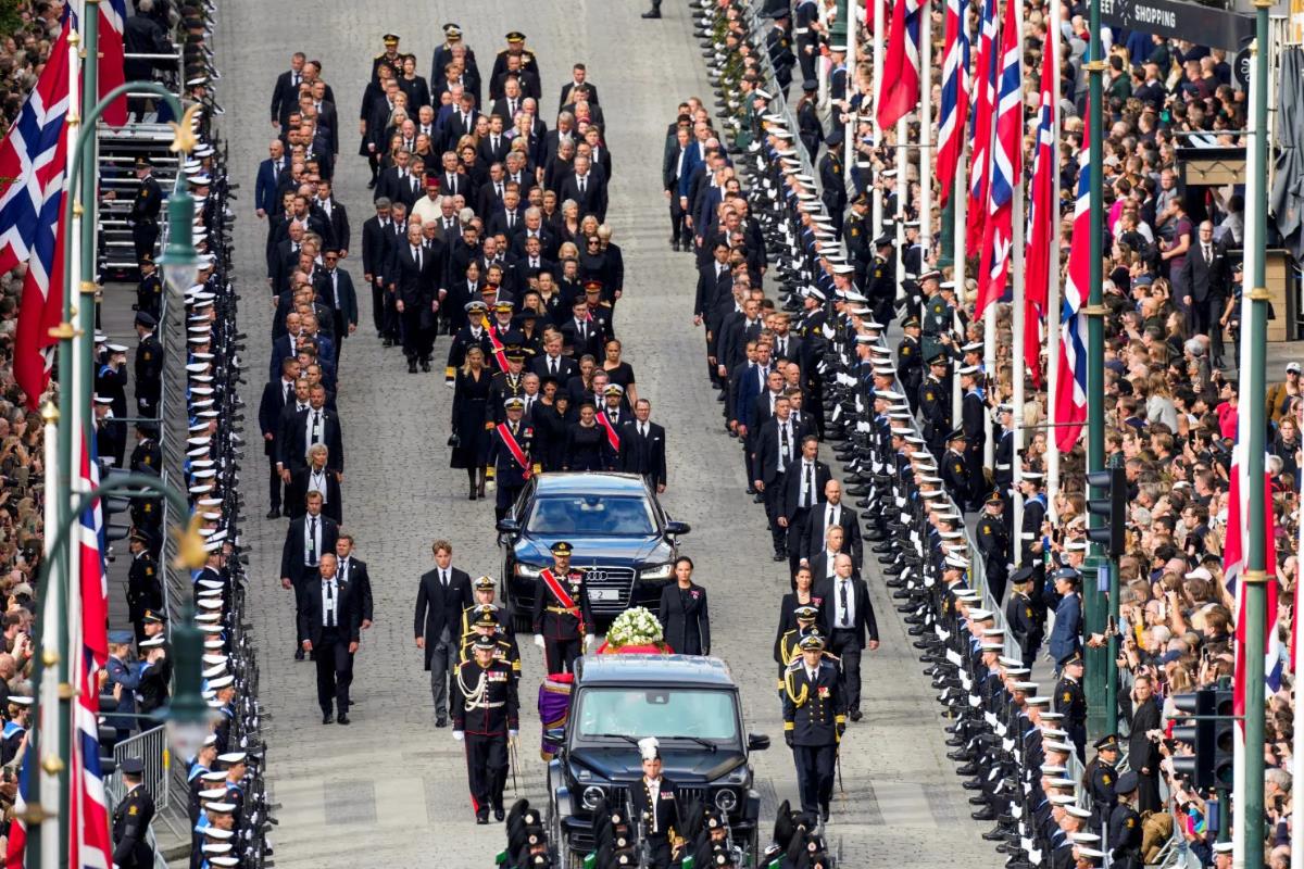 89 yaşında ölen Norveç Kralı 5'inci Harald son yolculuğuna uğurlandı