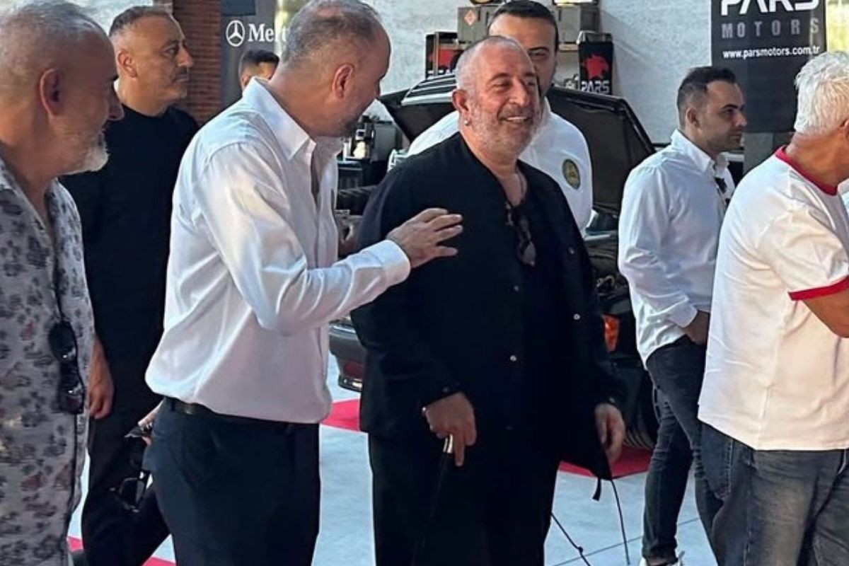 Cem Yılmaz baston kullanırken görüntülendi