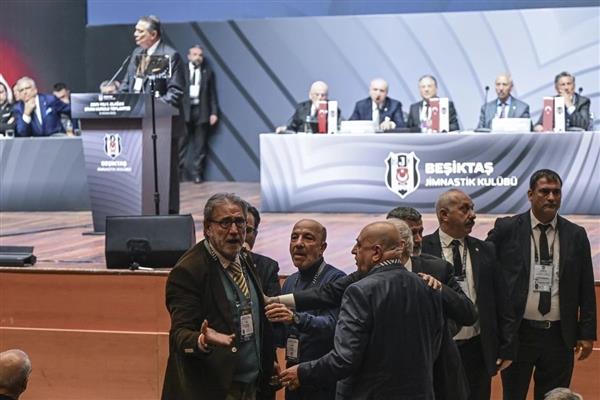 Beşiktaş Divan Kurulu Toplantısı'nda Hasan Arat'a yumruklu saldırı yapıldı