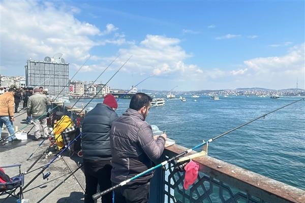 İstanbul'da bahar havası bereketiyle birlikte geldi: Hem sokaklar doldu hem de balıkçıların kovaları