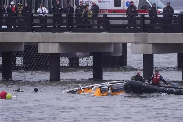 New York'ta nehre düşen helikopterin ait olduğu şirketin operasyonlarını sonlandıracağı bildirildi
