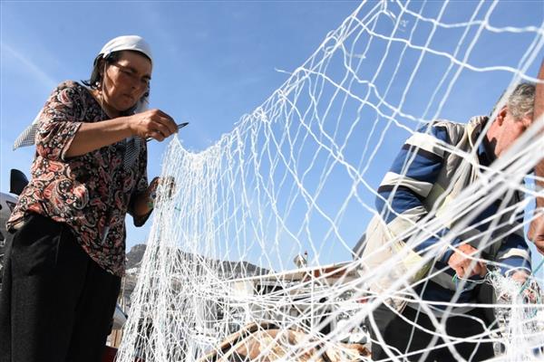 Kocaeli'de balıkçılar tekne ve ağlarını bakıma aldı