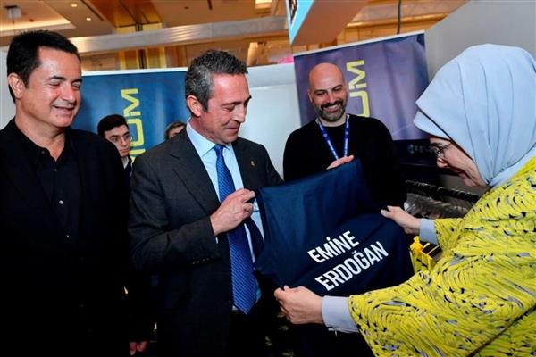 Ali Koç, Emine Erdoğan'a Fenerbahçe forması hediye etti