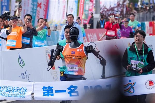 Çin'de insanlar ve insansı robotlar, ilk kez bir uzun mesafe koşu yarışında birlikte yer aldı