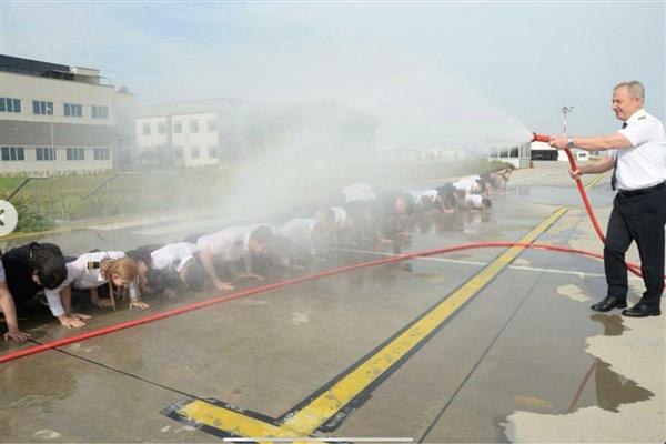 Aydın'daki pilotaj okulu TAFA'da görülmemiş sululuk: İlk yalnız uçuşlarını yapan pilot adaylarını itfaiye horumu ile ıslattılar