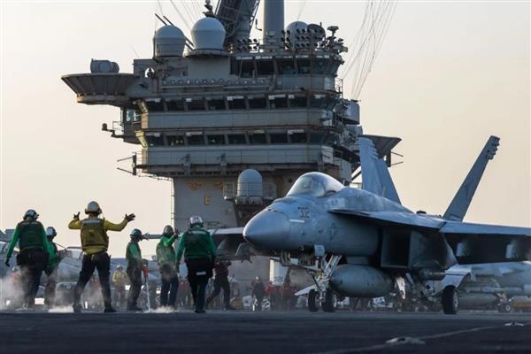Husiler ateş etti, manevra yapan uçak gemisinden denize Super Hornet savaş uçağı düştü