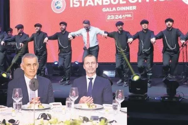 UEFA Başkanı Aleksander Ceferin'den horon ekibine İsviçre daveti: Ritminiz ve coşkunuz beni büyüledi