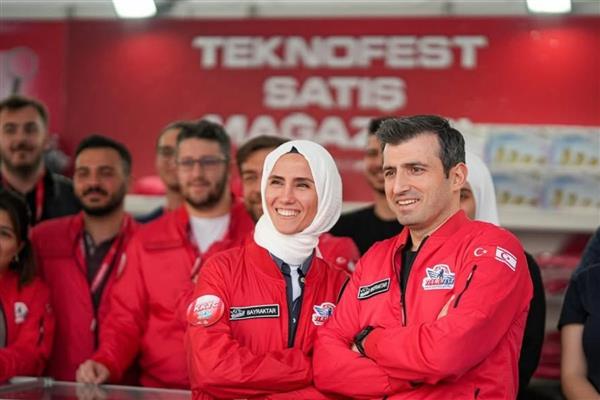 Selçuk Bayraktar'dan eşi Sümeyye Erdoğan'la TEKNOFEST pozu