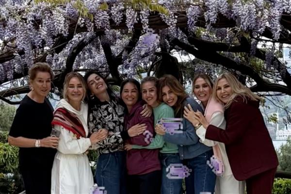 Arzu Sabancı ve arkadaşları mor salkımlar altında bir araya geldi