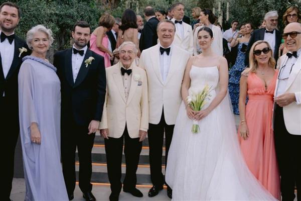 Rahmi Koç'un düğünde siyah beyaz smokin şıklığı