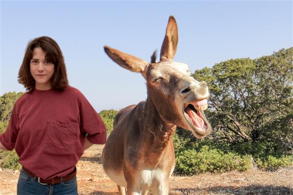 Elif Boyner önce çiçek topladı, sonra eşek sevdi