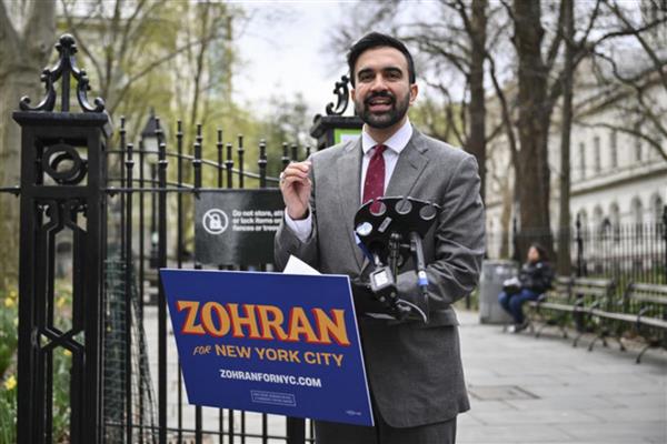 New York Belediye Başkanlığı yarışında Demokrat Parti'nin koltuğuna oturmak isteyen Müslüman göçmen Zohran Mamdani, son anketlerde önde