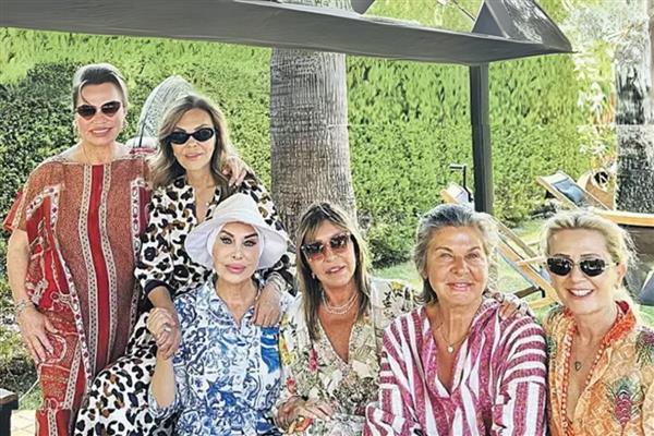Düğün yorgunluğunu dostlarıyla tatilde atıyor