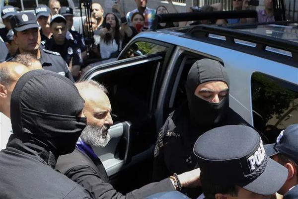 Ermenistan'da darbe girişimiyle suçlanan Başpiskopos tutuklandı