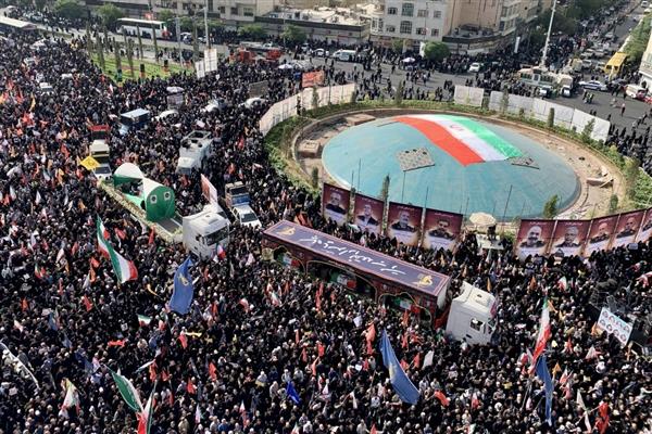 İsrail saldırısında ölen asker ve fizikçiler İran'da cenaze töreni