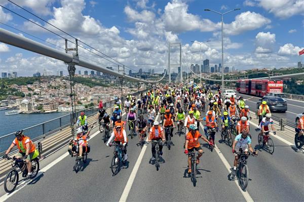 İstanbul'da yüzlerce kişi çevre ve trafik farkındalığı için Avrupa'dan Asya'ya pedal bastı