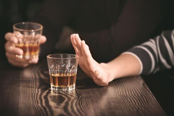 BMJ'de yayımlanan araştırma, alkolün her seviyede bunama riskini artırdığını ve düşük miktarın dahi koruyucu olmadığını ortaya koydu