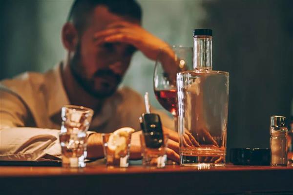 Yapılan bir bilimsel araştırmaya göre alkol tüketimi, demans riskini artırıyor