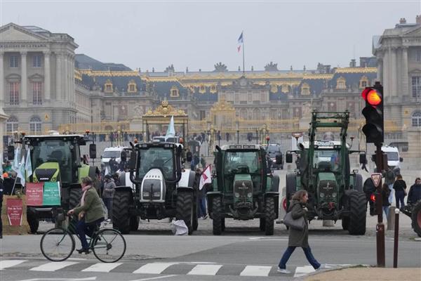 Fransız çiftçiler, Versay Sarayı'nın önünde traktörleriyle eylem yaptı