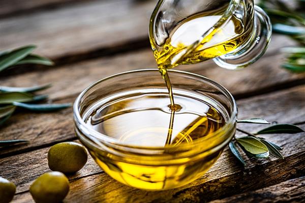 Antalya'nın Kumluca ilçesinde üreticiler, sezonun ilk hasadını yaptıkları zeytinlerden yağ elde etmeye başladı