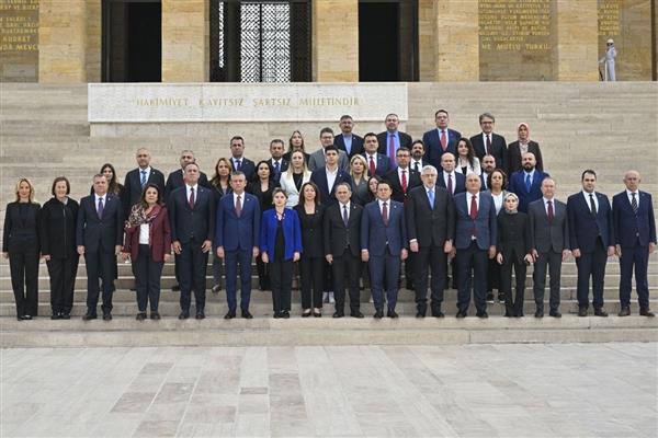 CHP lideri Özgür Özel, yeni PM ve YDK üyeleriyle birlikte Anıtkabir'e ziyarette bulundu