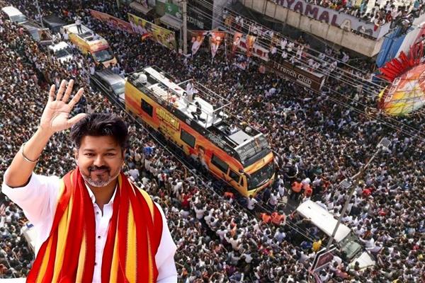 Hindistan'da parti mitinginde izdiham çıktı, onlarca kişi öldü