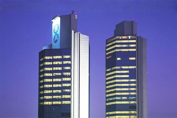 Sabancı Holding Forbes'in açıkladığı Dünyanın En İyi İşverenleri listesinde 144 basamak yükselerek 51'nci oldu ve Türkiye'nin en iyi işvereni seçildi