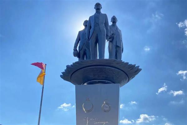 Galatasaray; Rams Park önünde inşa edilen Atatürk, Tevfik Fikret ve Ali Sami Yen'in anıt heykelini açtı