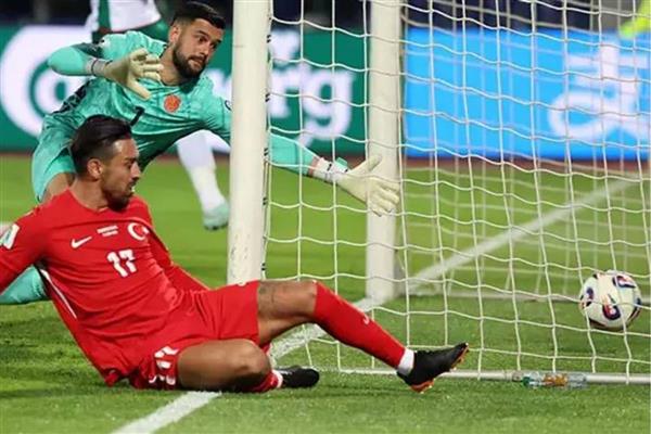 Bulgaristan maçında sakatlanan İrfan Can Kahveci, A Milli Futbol Takımı aday kadrosundan çıkarıldı