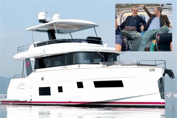 15 milyon TL'lik lüks teknesiyle yeni tutkusuna yelken açan Aras Bulut İynemli, ilk misafiri Engin Öztürk'le Göcek'te mavi suların tadını çıkardı