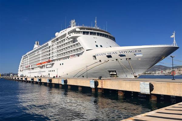 Seven Seas Voyager isimli kruvaziyer Bodrum Limanı'na demirledi