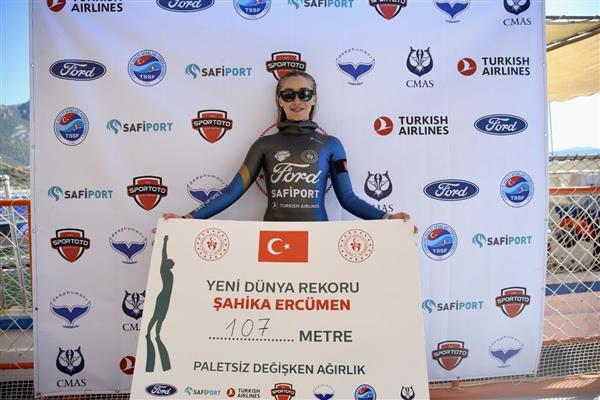 Milli sporcu Şahika Ercümen Gazze için daldı ve 107 metre ile dünya rekoru kırdı