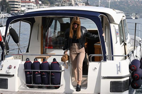 Cemiyet hayatının tanınan ismi Nazlı Sabancı, tekneyle geldiği Bebek'te objektiflere takıldı