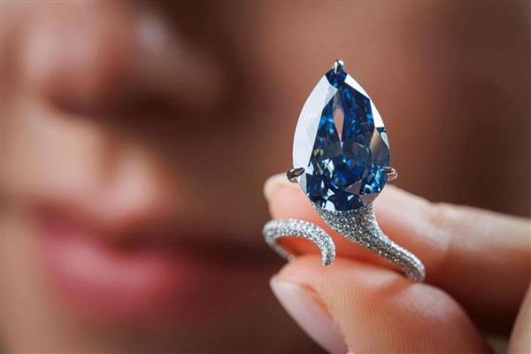 Mavi elmaslı yüzük Christie's müzayedesinde 1 milyar TL'ye satıldı