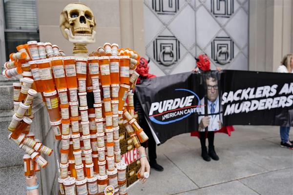 Sackler ailesinin opioid davaları için 15 yılda 7 milyar dolar ödemesi, ABD'deki en büyük tazminat uzlaşmalarından biri olarak görülüyor