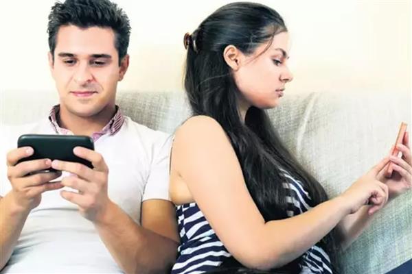 Telefona dalıp eşini ve çocuğunu ihmal etmek olarak tanımlanan Phubbing aile ilişkilerini zorlaştırıyor