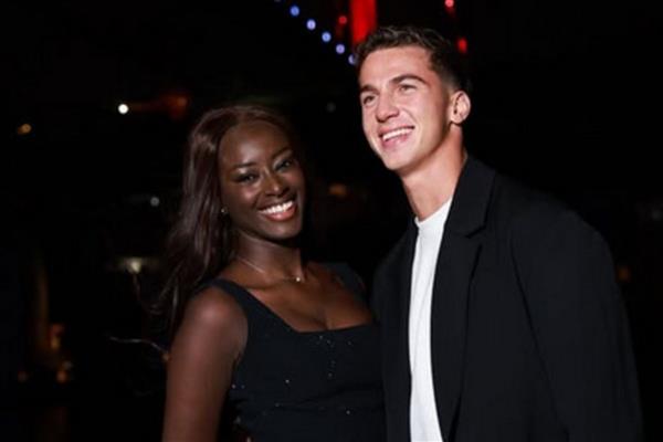 Türk futbolcu Bertuğ Özgür Yıldırım'dan model sevgilisi Oriana Correia Gomes'e Boğaz'da evlilik teklifi