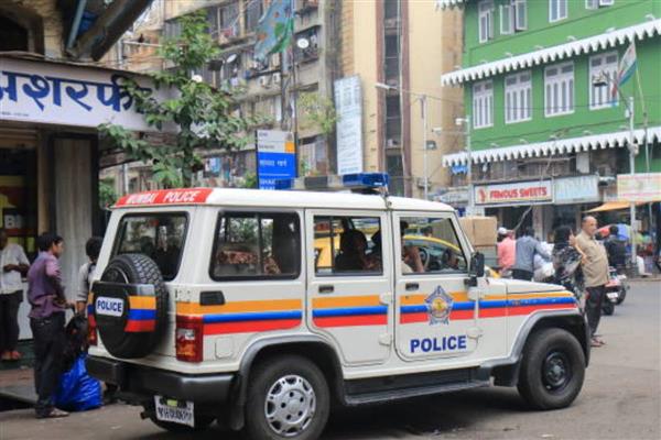 Hindistan'da Merkez Bankası yetkilisi kılığına giren çete, para aracını soydu