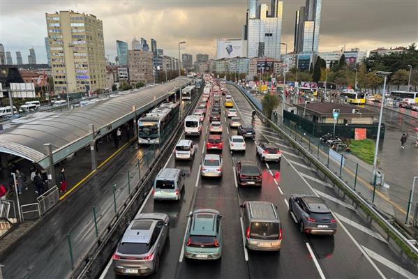 Haftanın ilk iş gününde İstanbul'da trafik yoğunluğu yüzde 90'ı gördü
