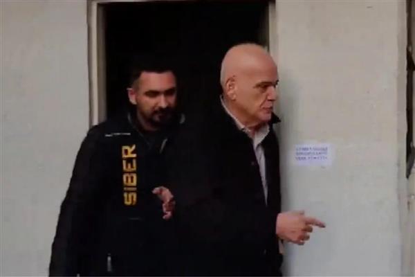 Gözaltındaki spor yorumcusu ve eski hakem Ahmet Çakar hastaneye kaldırıldı