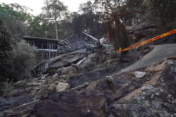Avustralya'da iki ayrı eyalette çıkan orman yangınlarında 1 itfaiyeci öldü, 39 ev küle döndü