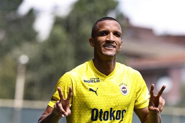 Fenerbahçe Brezilyalı stoper Rodrigo Becao'nun kadro dışı bırakıldığını açıkladı