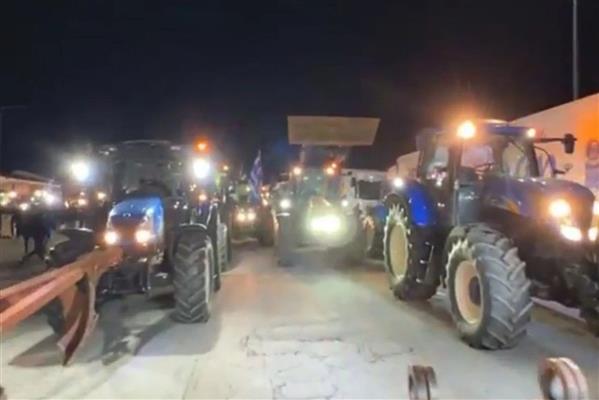 Giritli çiftçilerin havaalanı pistine girmesi hava trafiğini aksattı